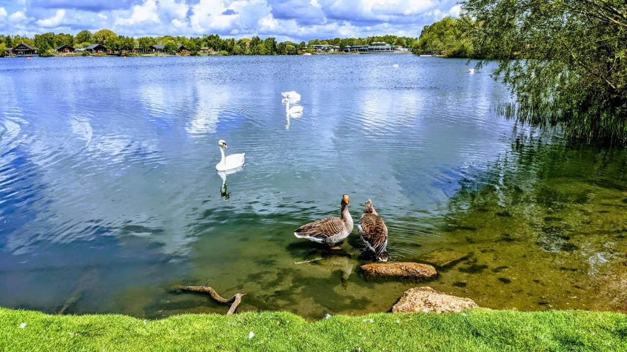 Отель Tattershall Lakes - Merlin Point Экстерьер фото